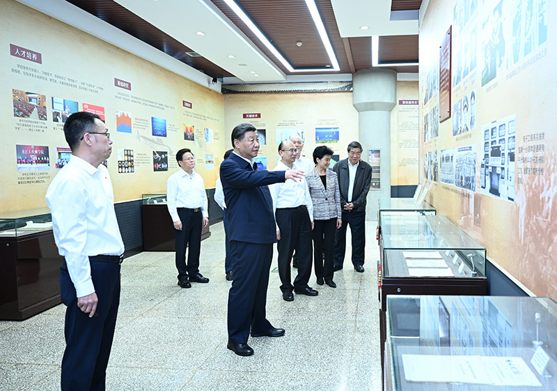 9月6日至8日，中共中央總書記、國家主席、中央軍委主席習近平在黑龍江考察。這是7日上午，習近平在哈爾濱工程大學哈軍工紀念館考察。