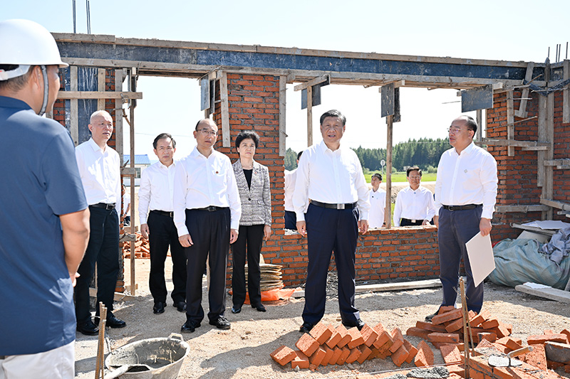 9月6日至8日，中共中央總書記、國家主席、中央軍委主席習近平在黑龍江考察。這是7日上午，習近平在遭受洪澇災害的哈爾濱尚志市老街基鄉龍王廟村，察看水毀房屋重建情況。